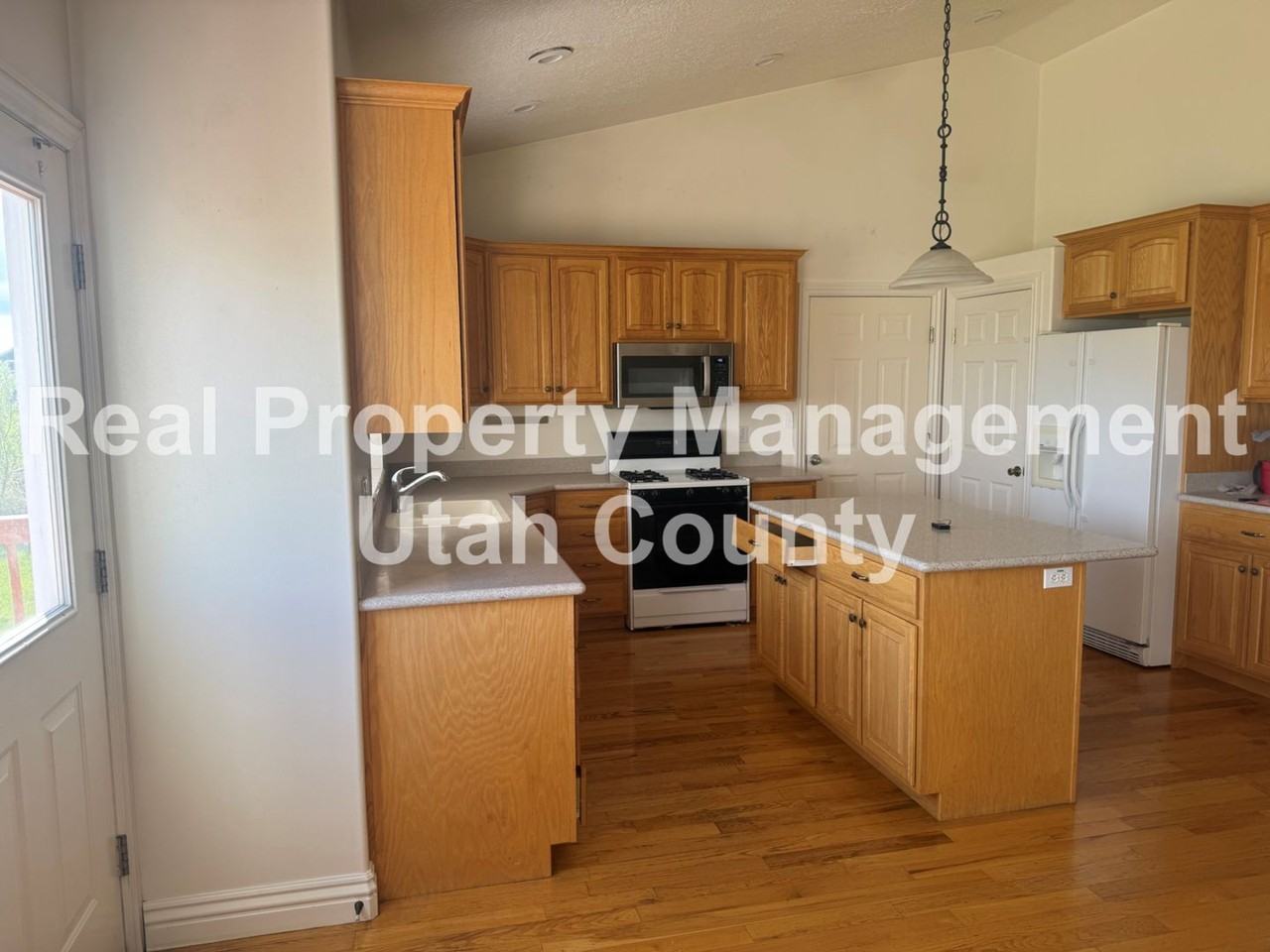 550 E 400 S - Photo 7 of 40