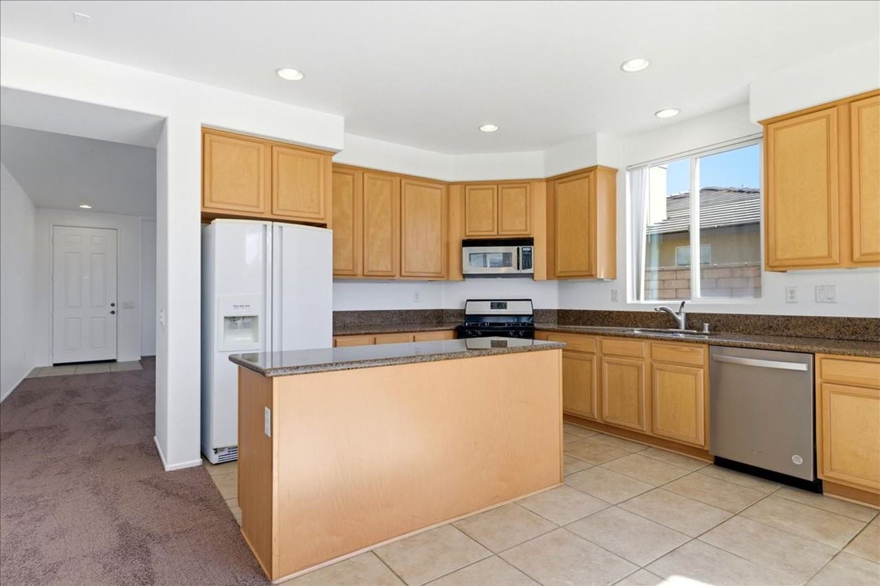 37771 Guildford St - Photo 2 of 42