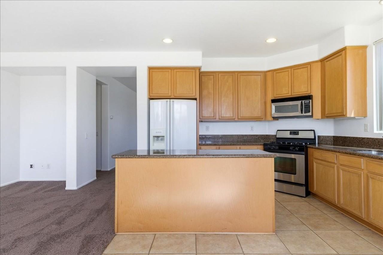 37771 Guildford St - Photo 3 of 42