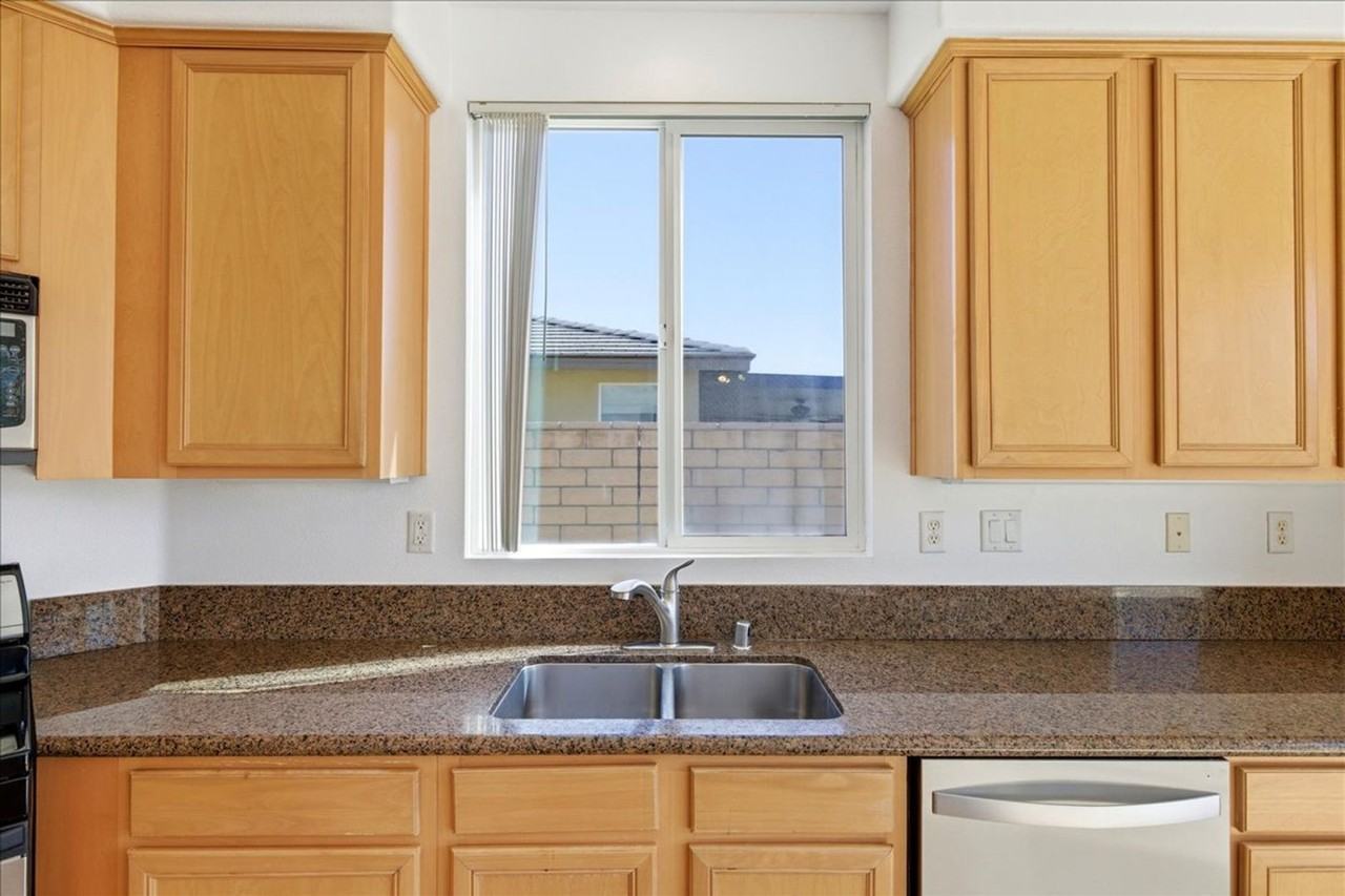 37771 Guildford St - Photo 4 of 42