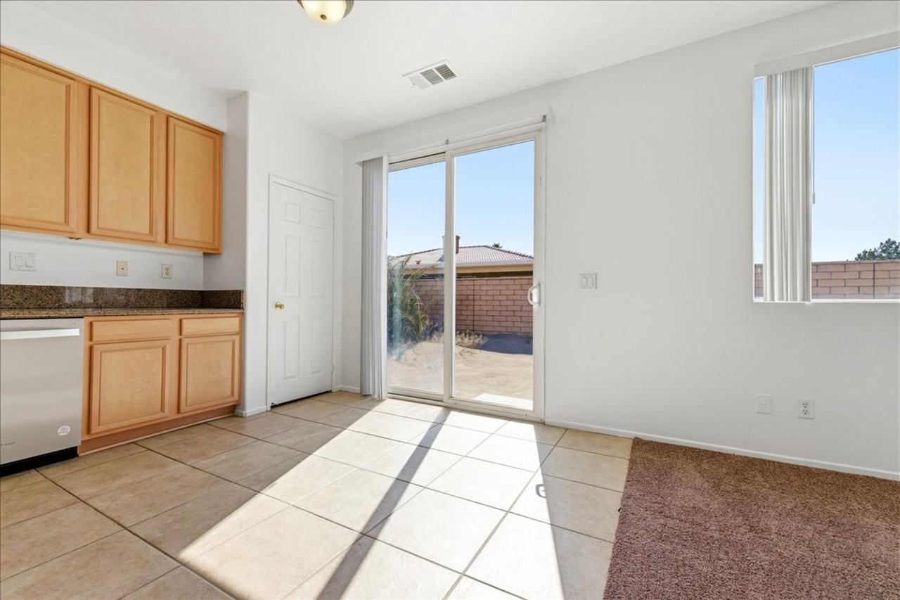 37771 Guildford St - Photo 5 of 42