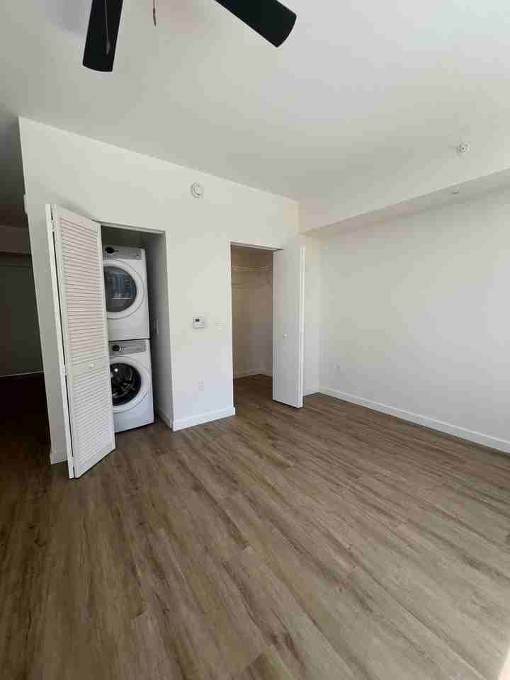 841 E 26th St #B5 - Photo 3 of 5