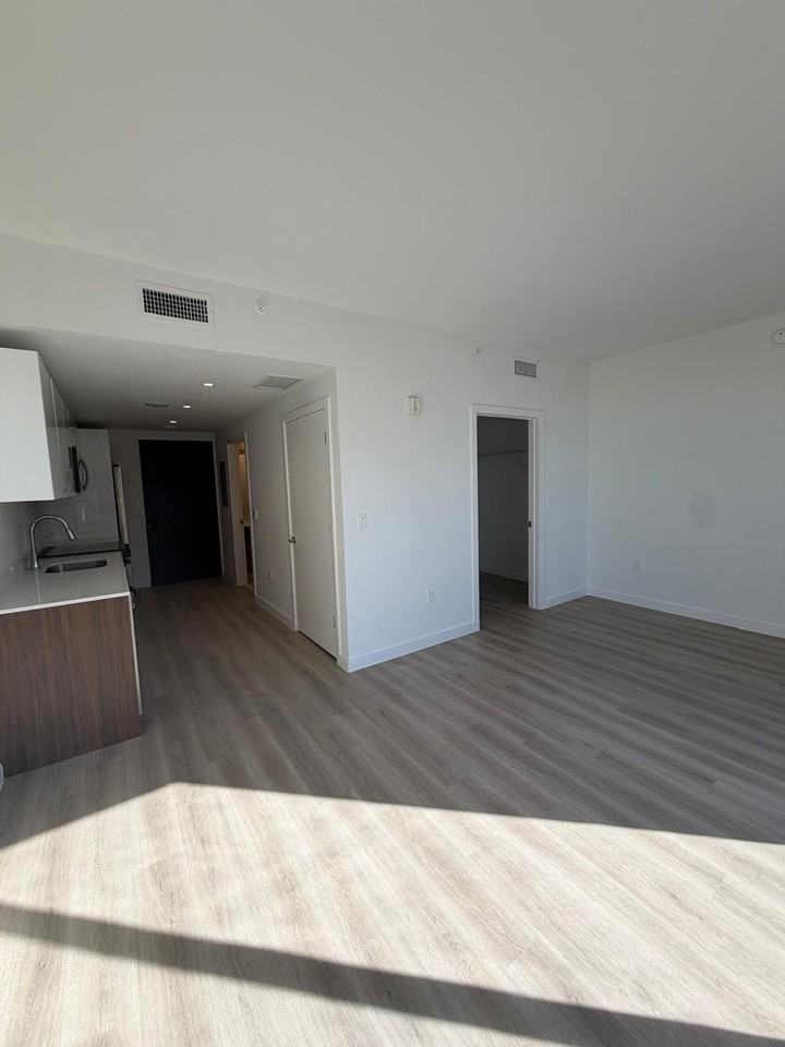 841 E 26th St #B5 - Photo 4 of 5