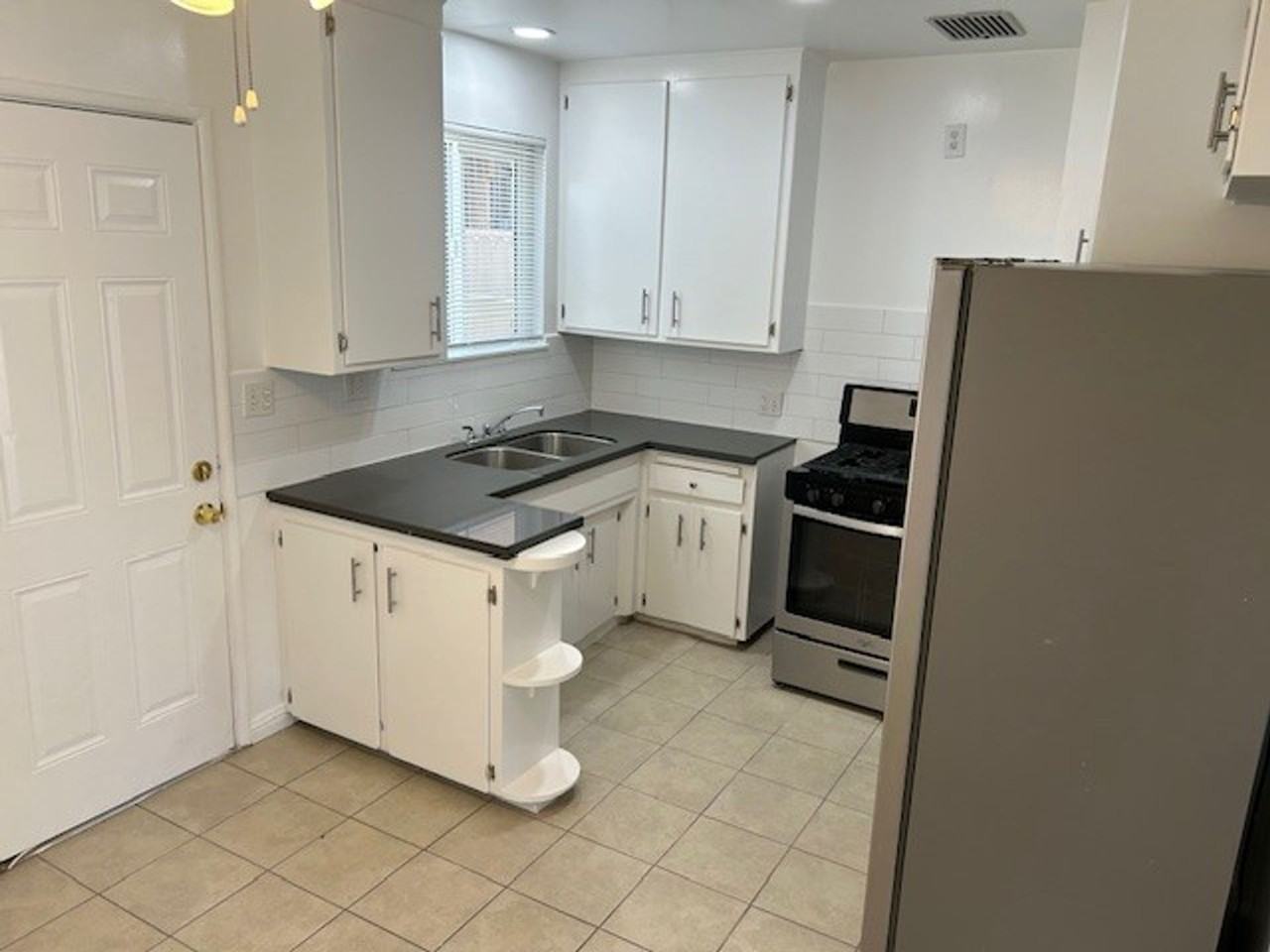 478 Almond Ave - Photo 4 of 10
