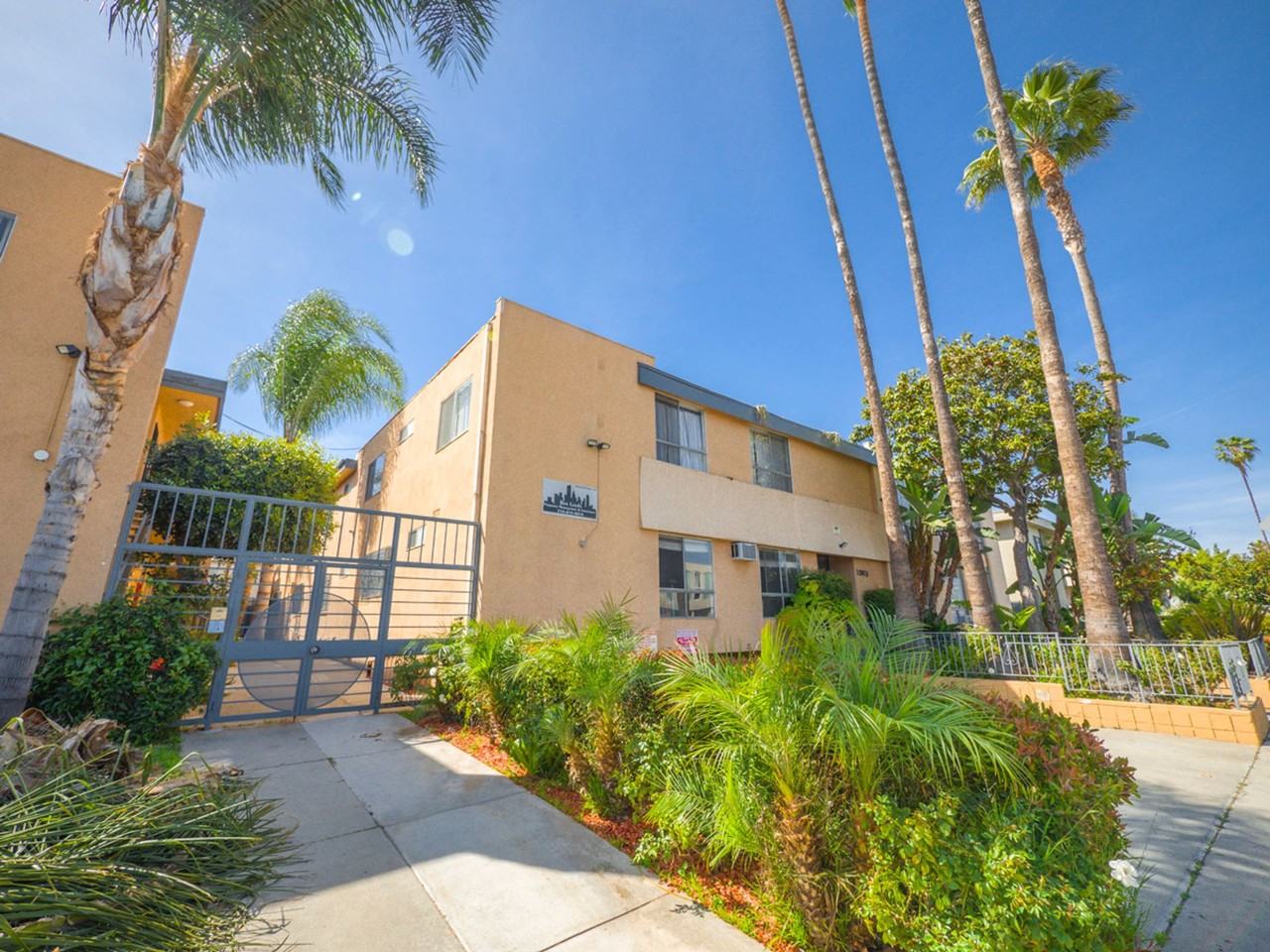 1963 S. Bedford St - Photo 2 of 5