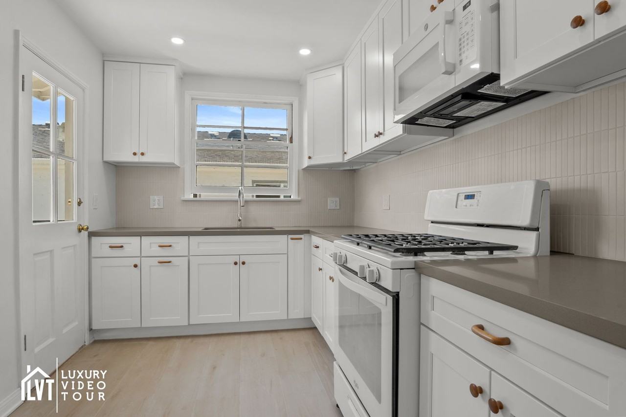 436 Kelton Ave - Photo 3 of 22