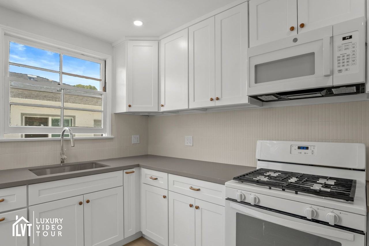 436 Kelton Ave - Photo 4 of 22