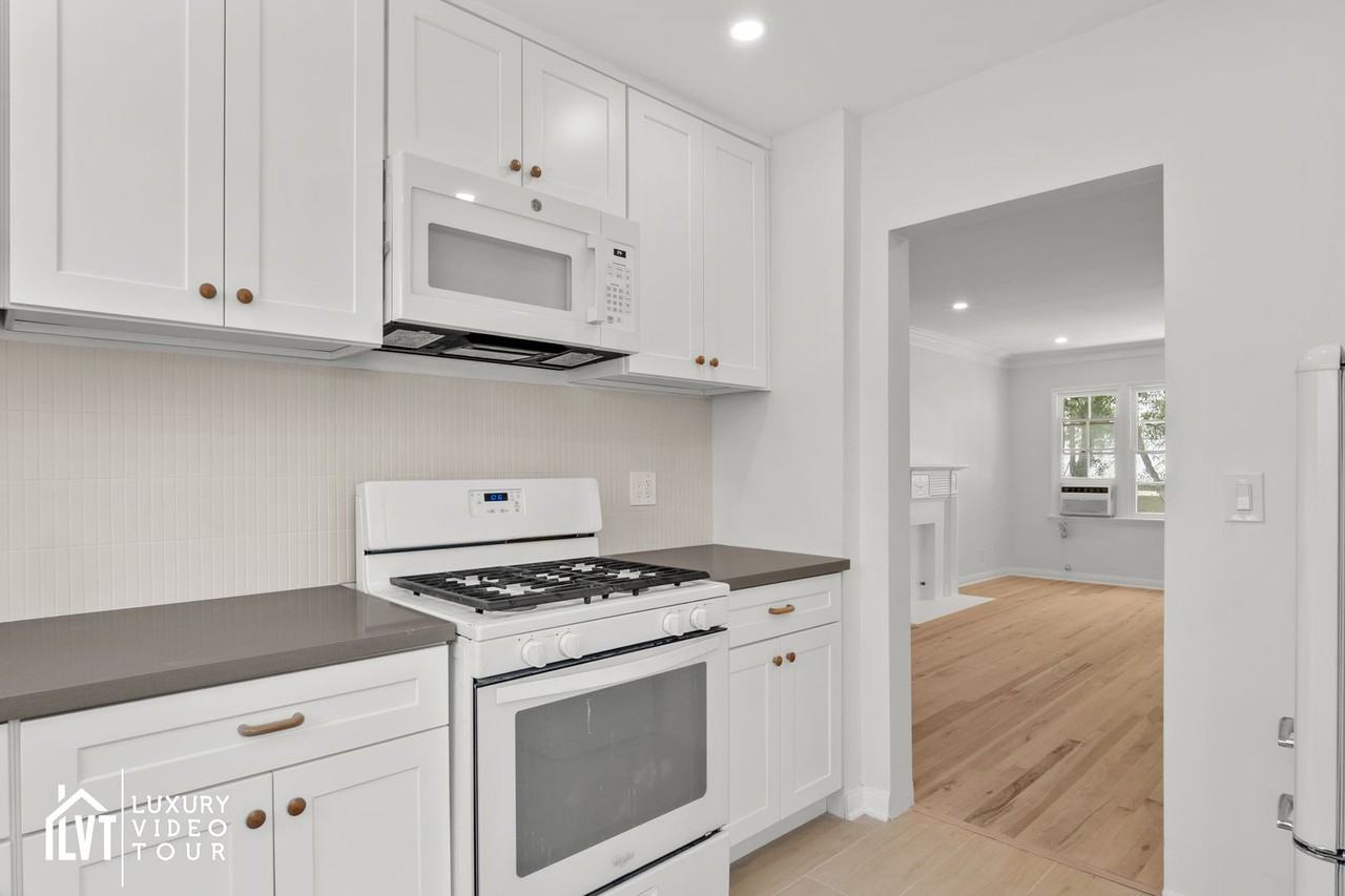 436 Kelton Ave - Photo 5 of 22