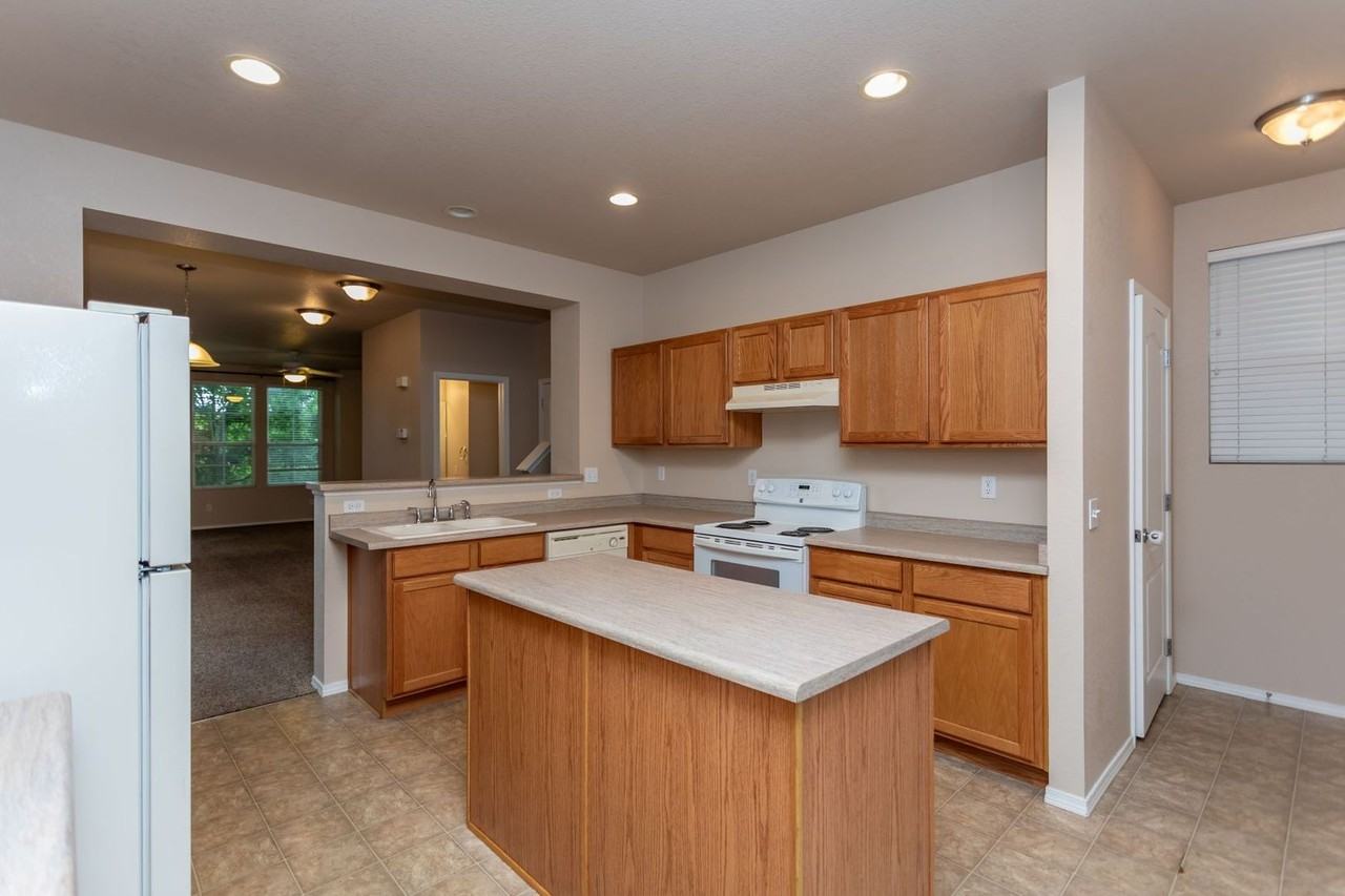 6563 Silverwind Cir - Photo 4 of 30