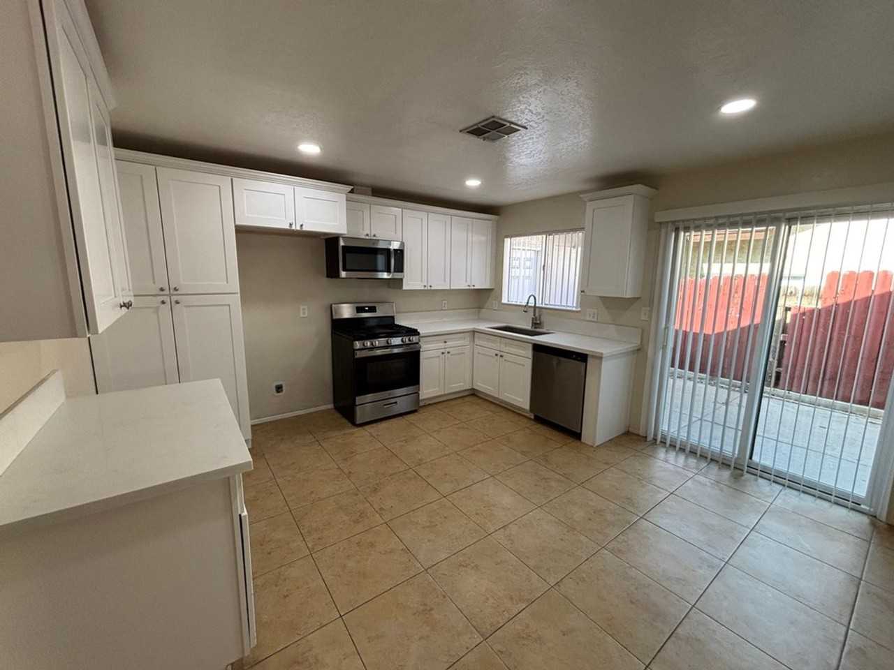 1011 Minerva Ct - Photo 3 of 19