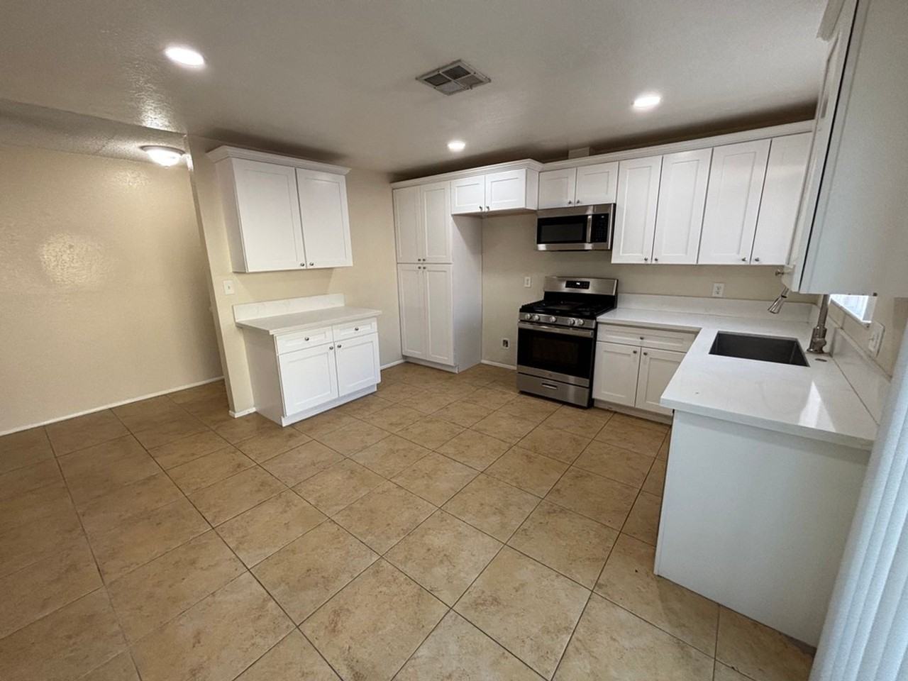 1011 Minerva Ct - Photo 4 of 19