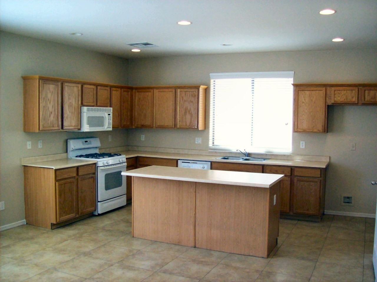 3124 S Lois Ln - Photo 4 of 11