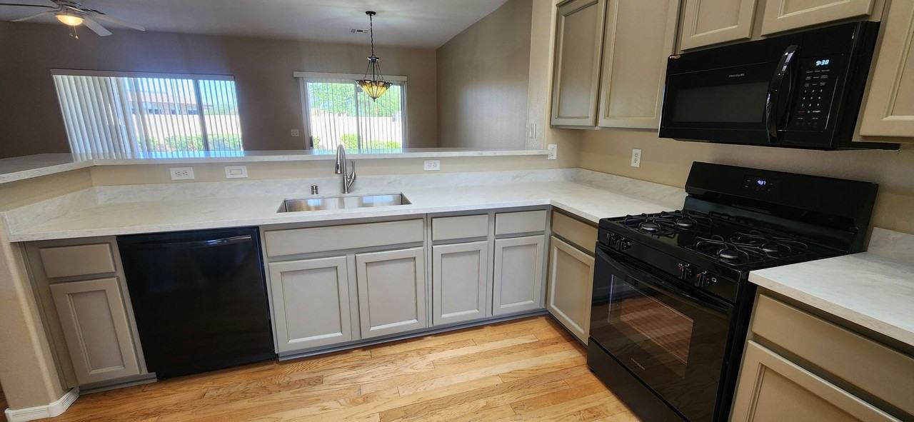 1561 Bonner Springs Dr - Photo 2 of 33