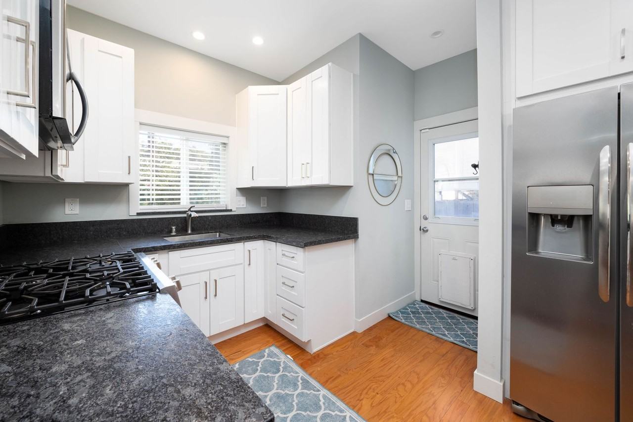 2419 Lincoln Ave - Photo 3 of 14