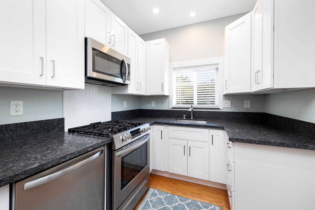 2419 Lincoln Ave - Photo 4 of 14