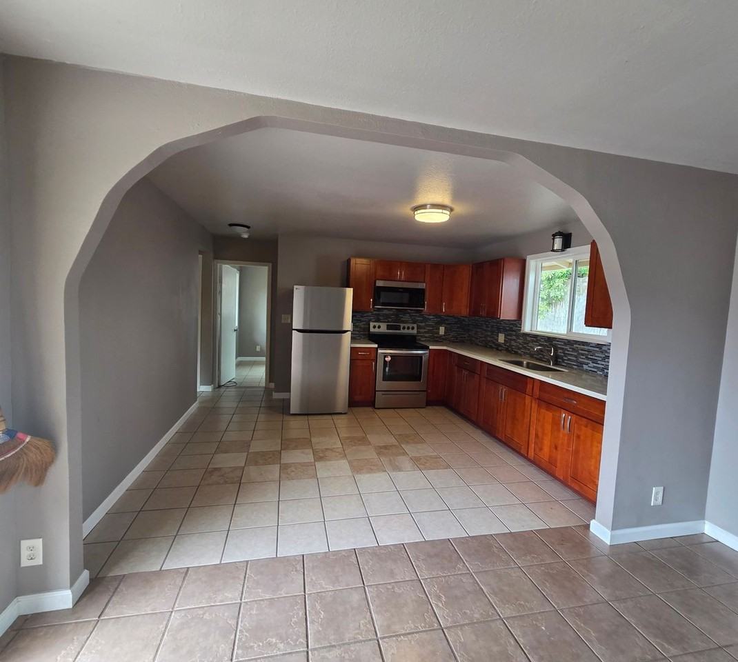 190 Eleu Pl #C - Photo 3 of 23