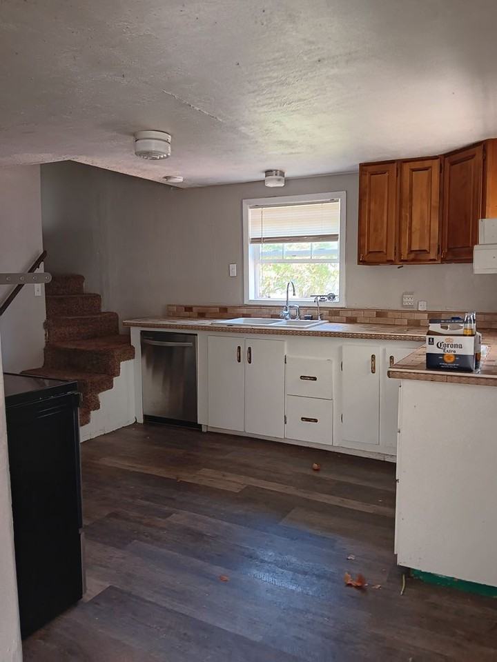 1213 V Ave - Photo 2 of 17