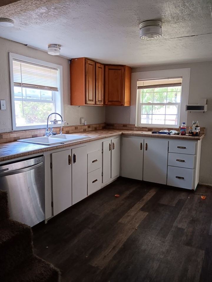 1213 V Ave - Photo 3 of 17