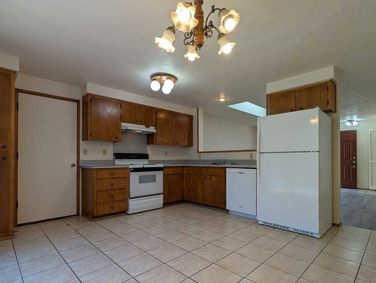 1004 55th Pl - Photo 5 of 17