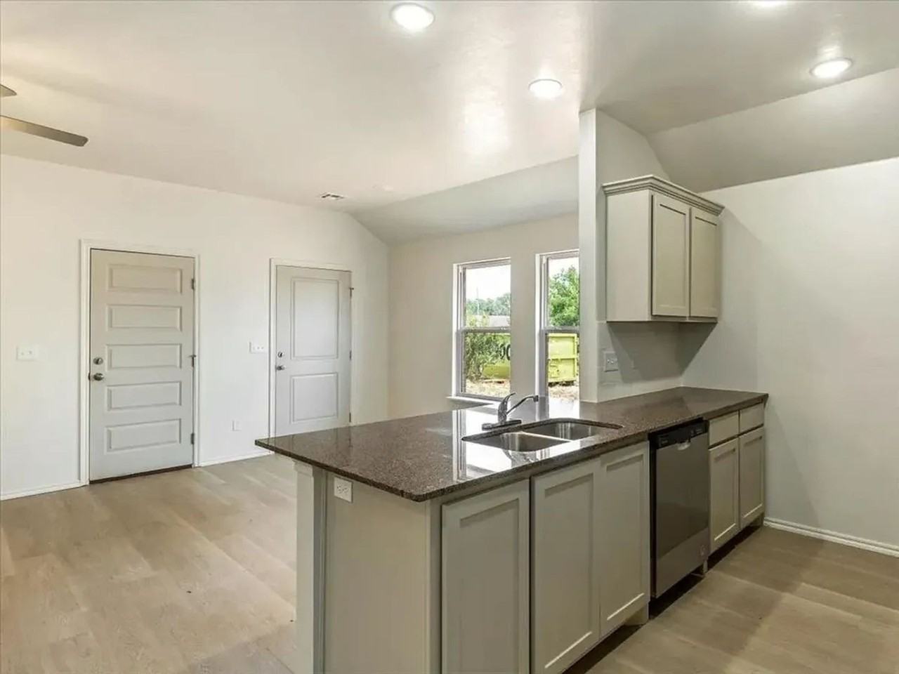 1418 Sw Texas Ave #1 - Photo 4 of 16