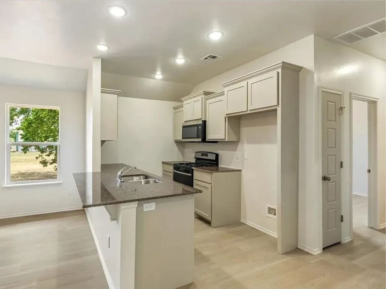 1418 Sw Texas Ave #1 - Photo 5 of 16