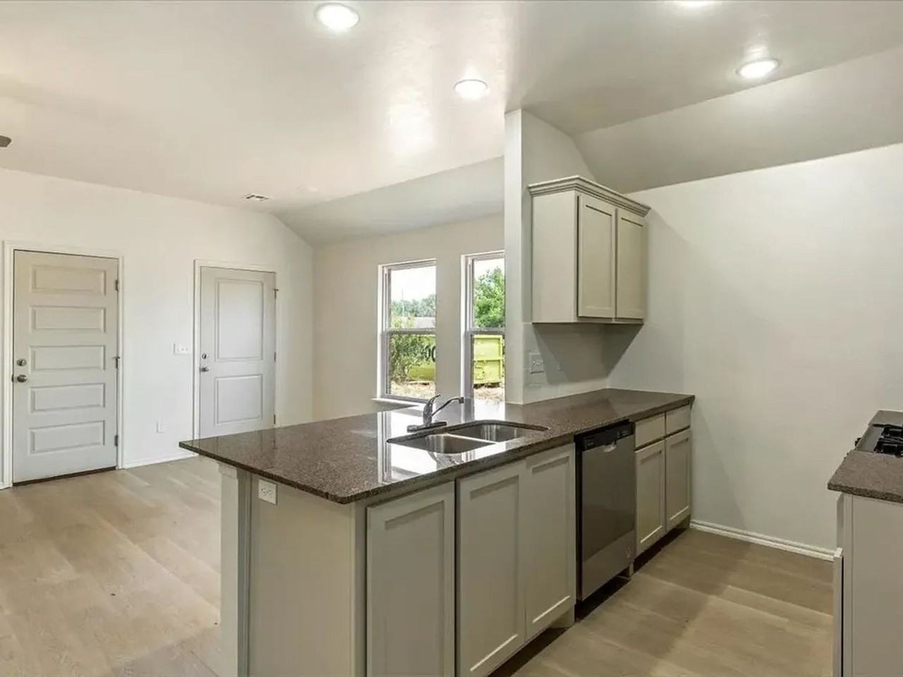 1418 Sw Texas Ave #1 - Photo 6 of 16