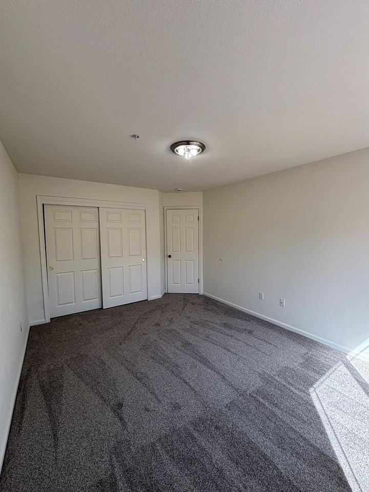 P32000 - Photo 4 of 45