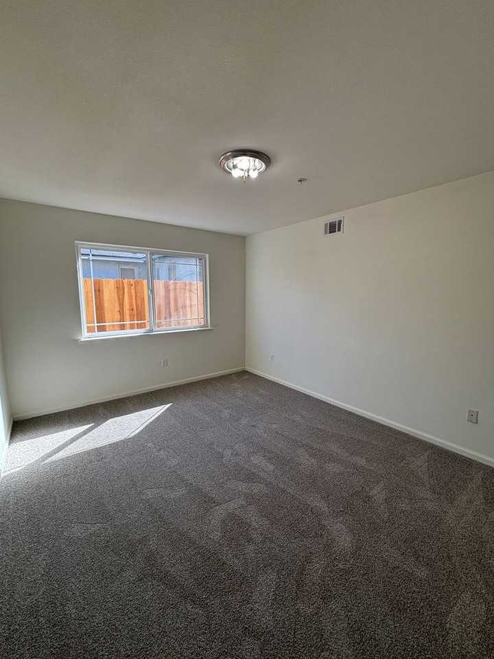 P32000 - Photo 5 of 45