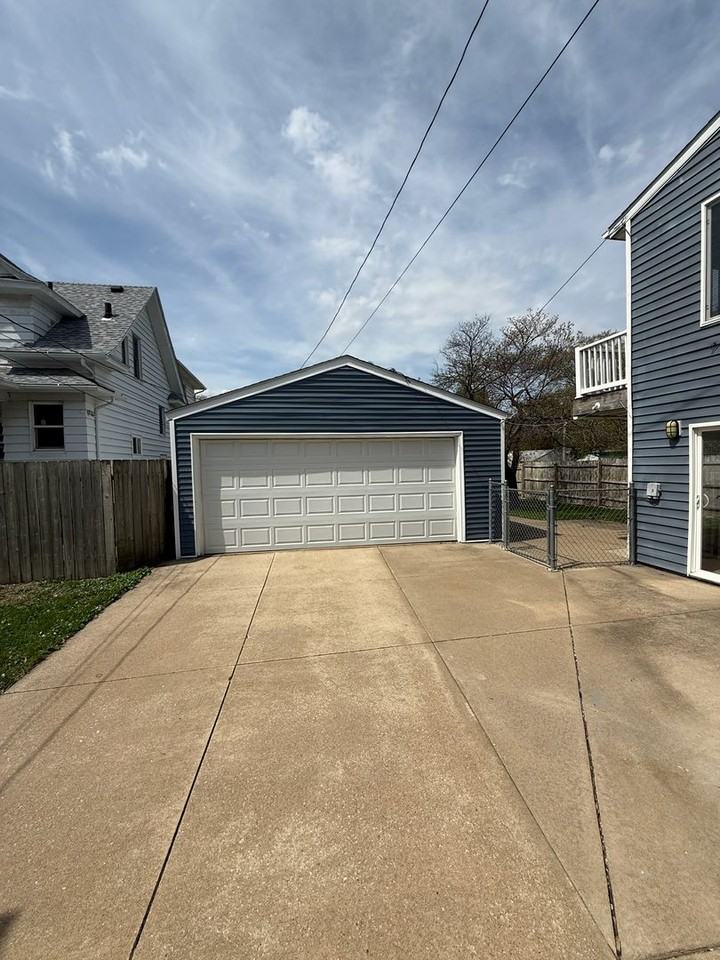 1321 4th St - Photo 3 of 33