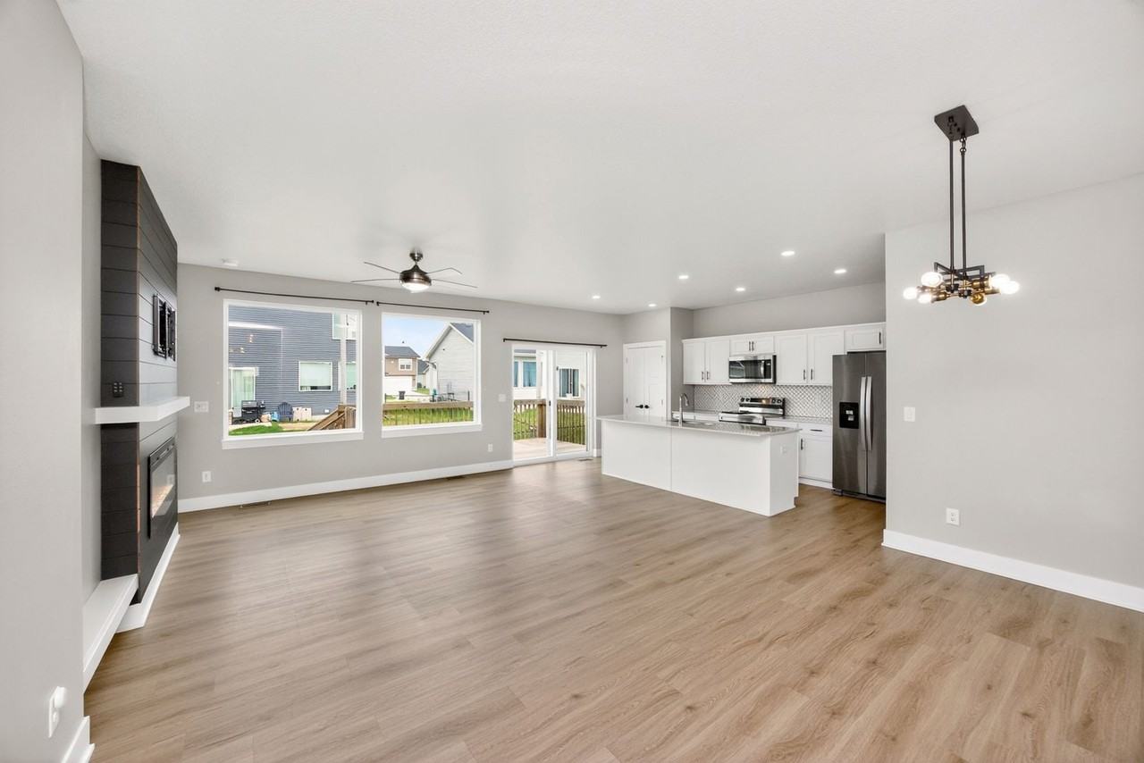 604 Ne Pearl Dr - Photo 3 of 35