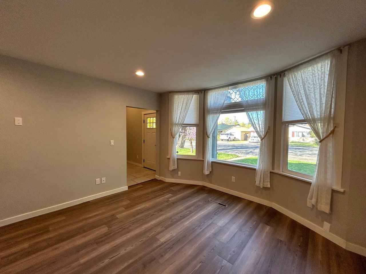 302 S Anderson St - Photo 3 of 20