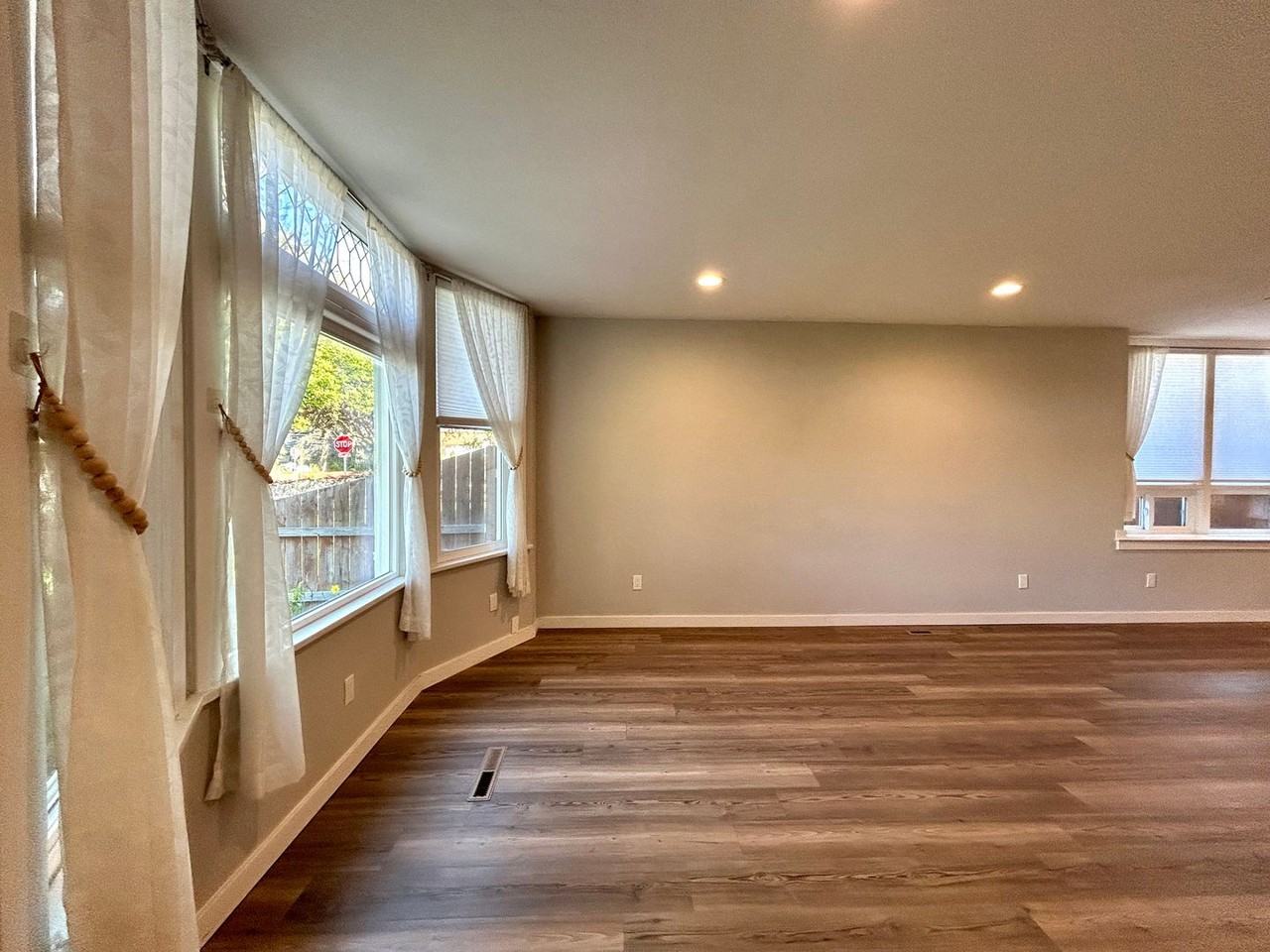 302 S Anderson St - Photo 4 of 20