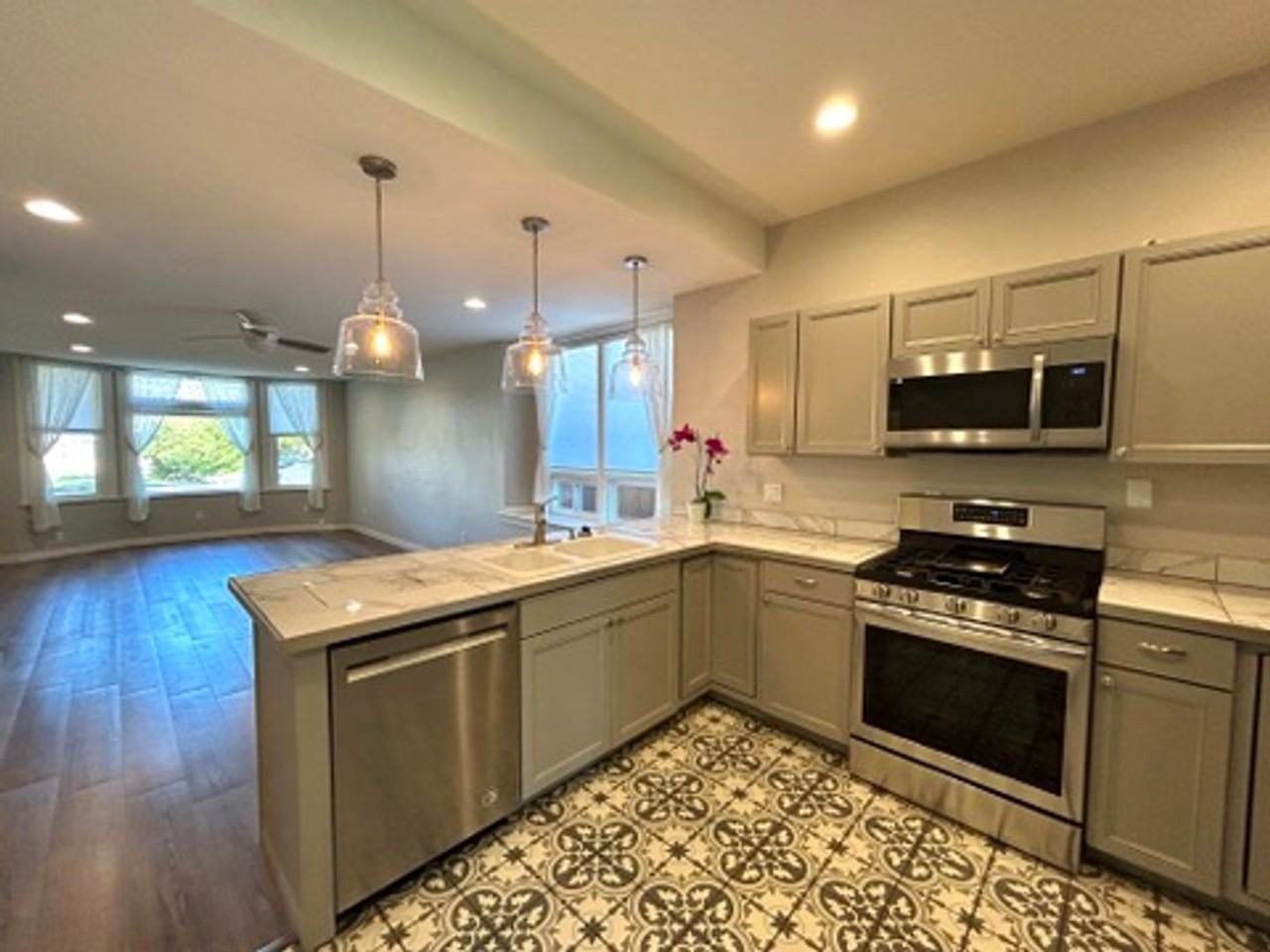 302 S Anderson St - Photo 6 of 20