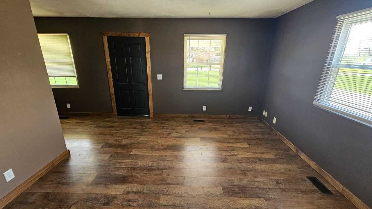 619 Cloverdale Ave - Photo 3 of 22