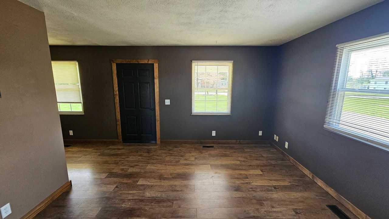 Cloverdale Ave - Photo 5 of 35