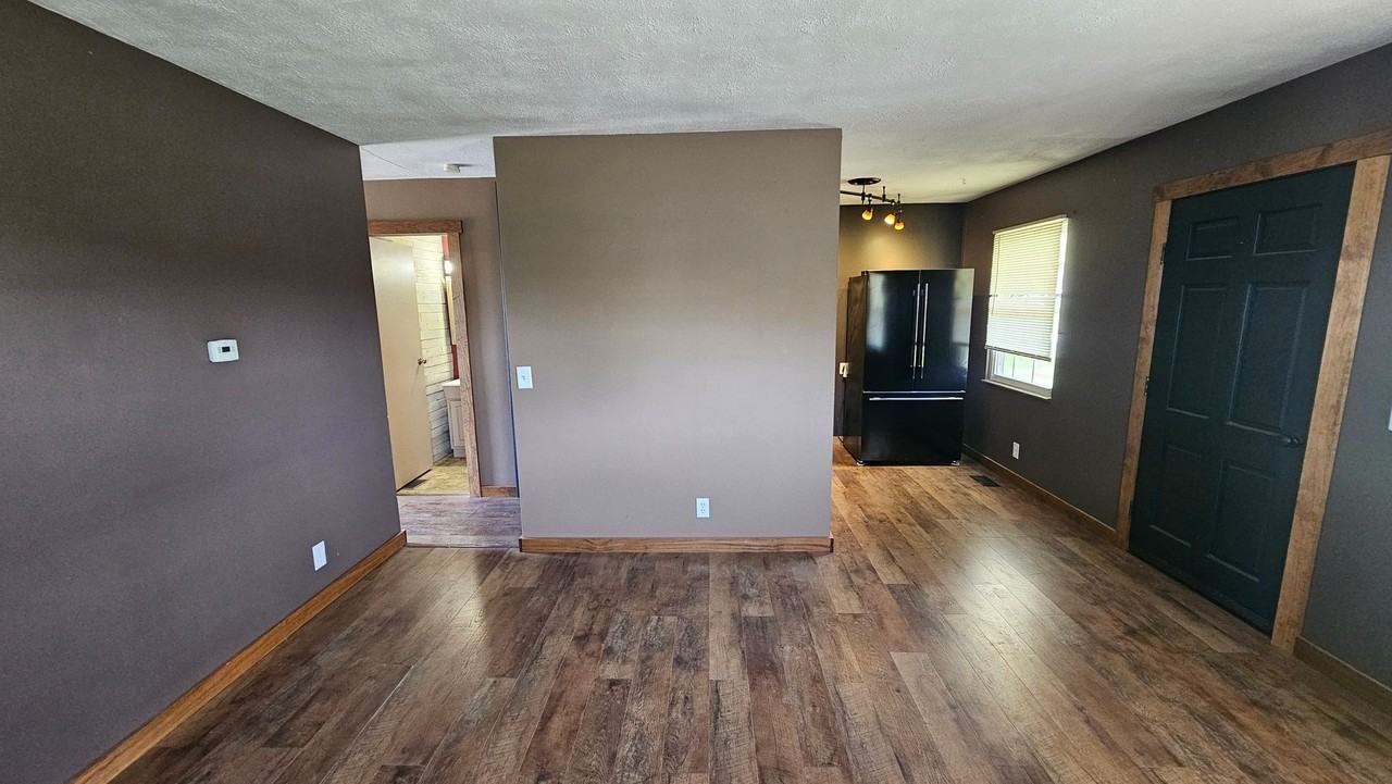 Cloverdale Ave - Photo 7 of 35