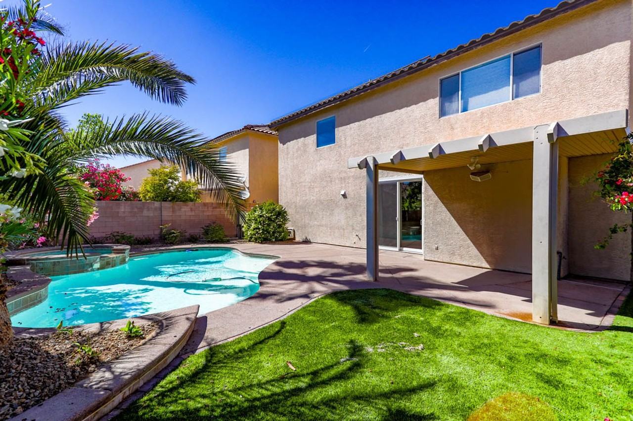 9521 Veterans Ct - Photo 2 of 43