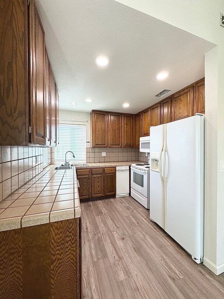 225 Ridgetop Dr #216 - Photo 6 of 18