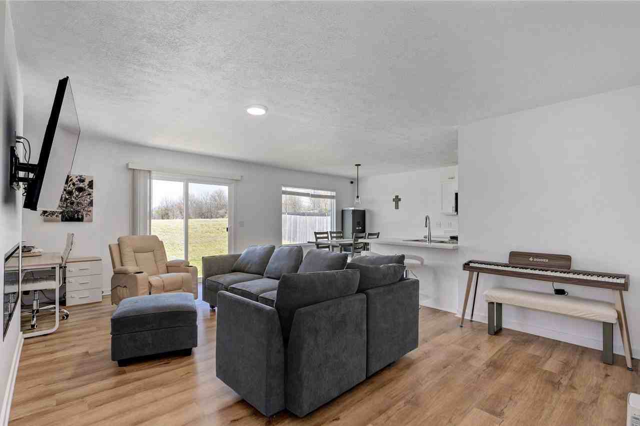 613 N Cheyenne Valley Rd - Photo 3 of 26