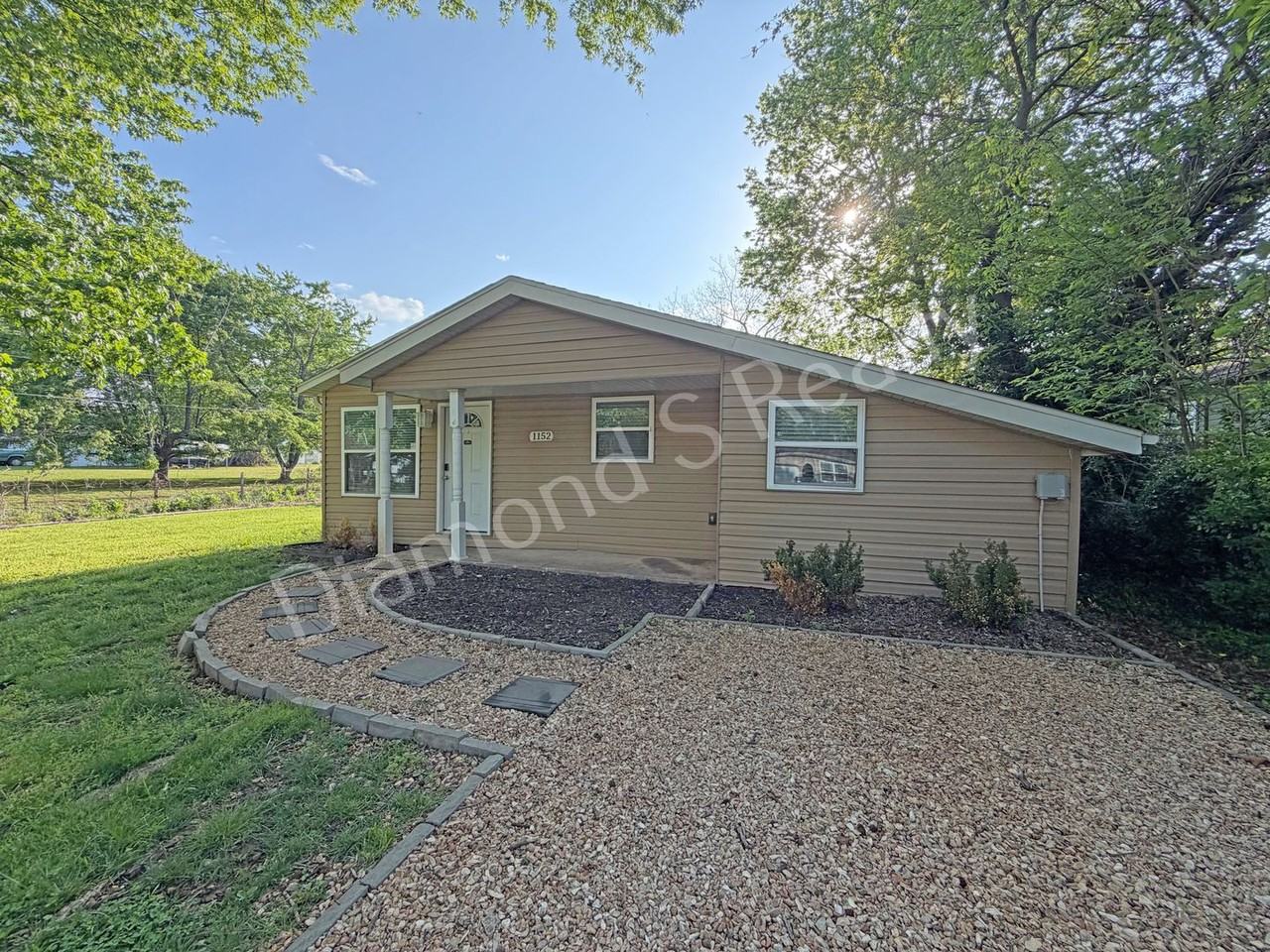 1152 S Hillcrest Ave - Photo 2 of 20