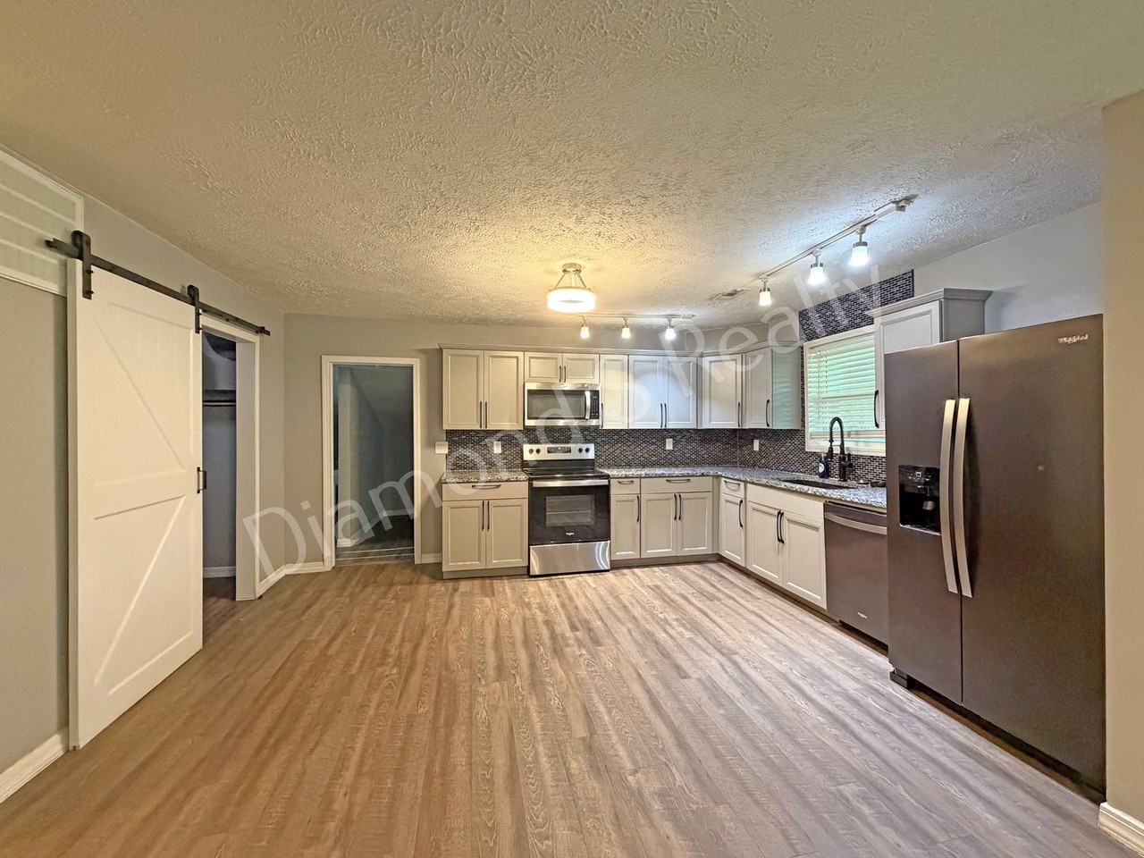 1152 S Hillcrest Ave - Photo 6 of 20