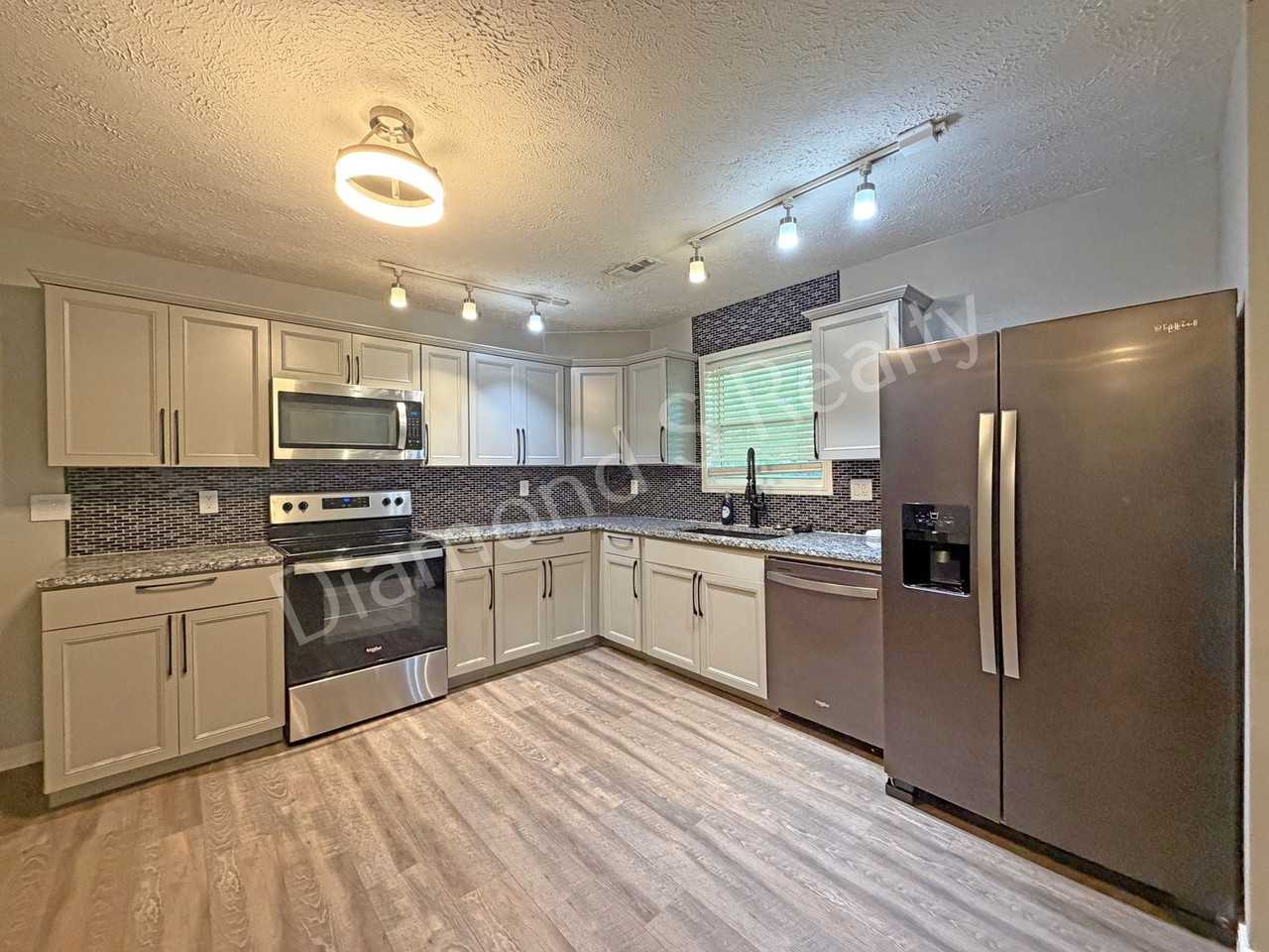 1152 S Hillcrest Ave - Photo 7 of 20