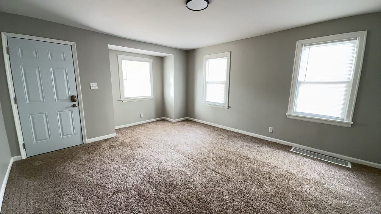 2302 S Hackley St - Photo 2 of 9