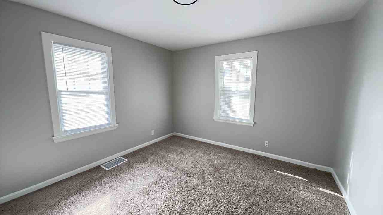2302 S Hackley St - Photo 4 of 9