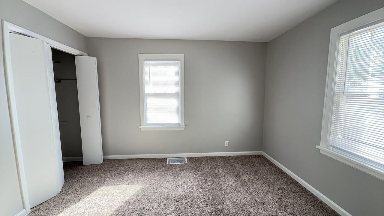 2302 S Hackley St - Photo 5 of 9