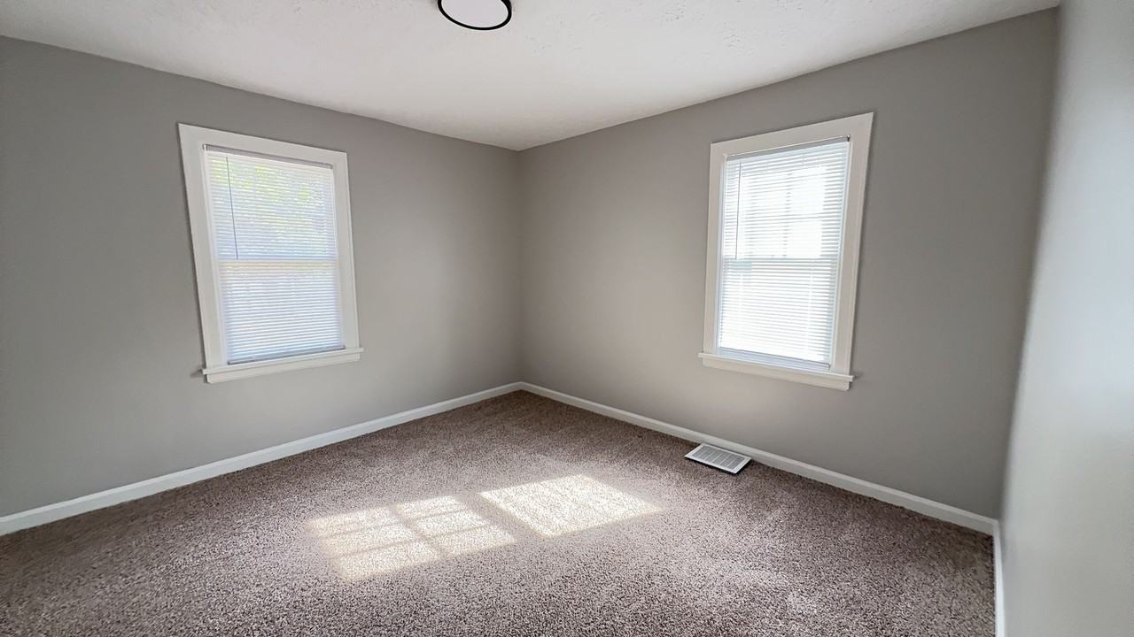 2302 S Hackley St - Photo 6 of 9