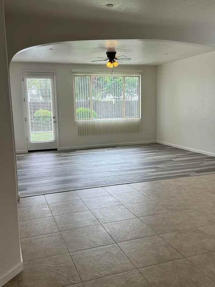 2302 S Grand St - Photo 6 of 8