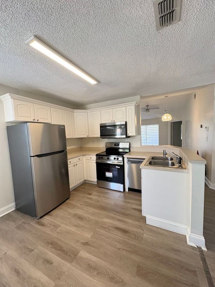 8824 Coral Palms Ct #B - Photo 4 of 33