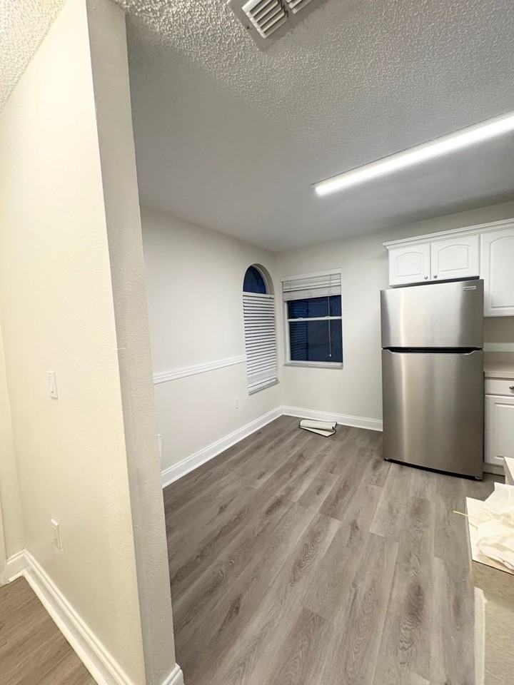 8824 Coral Palms Ct #B - Photo 5 of 33