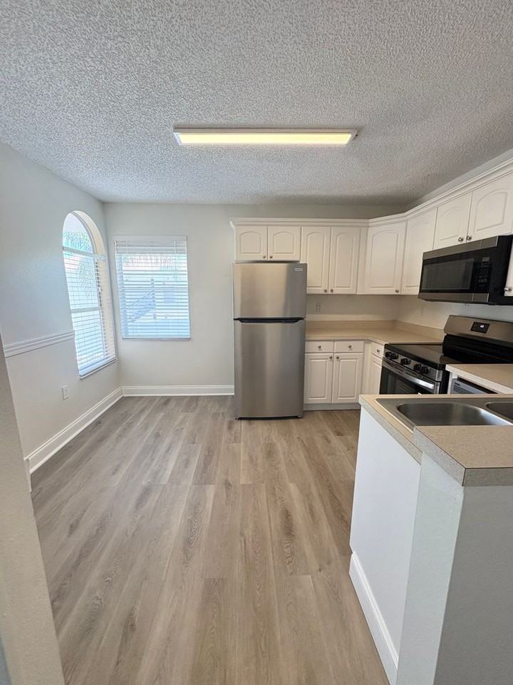 8824 Coral Palms Ct #B - Photo 7 of 33